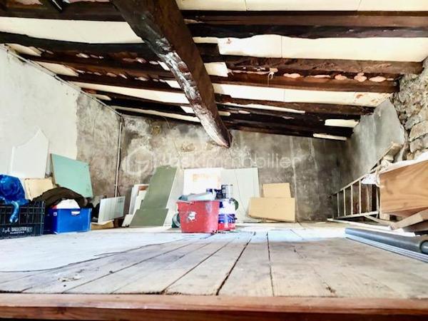 Située dans un environnement calme, offrant une belle parcelle extérieure et des possibilités d'aménagement; piscinable.
Elle se compose de : 3 chambres, 1 cuisine, 1 salon, 1 salle d'eau, 1 salle de bain, 1 toilette séparé, 1 grenier. 
Ce bien bénéficie aussi d'une belle vue avec du potentiel pour qui apprécie le calme et la campagne tout en bénéficiant des commodités de la ville de Limoux très proche.
Faible taxe foncière - maison très lumineuse, agréable terrasse,   à visiter sans tarder !
