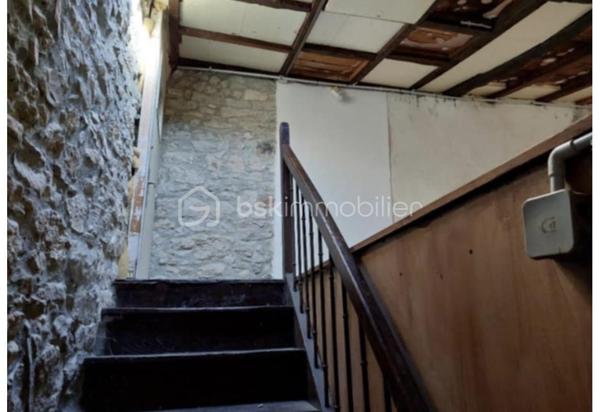 Située dans un environnement calme, offrant une belle parcelle extérieure et des possibilités d'aménagement; piscinable.
Elle se compose de : 3 chambres, 1 cuisine, 1 salon, 1 salle d'eau, 1 salle de bain, 1 toilette séparé, 1 grenier. 
Ce bien bénéficie aussi d'une belle vue avec du potentiel pour qui apprécie le calme et la campagne tout en bénéficiant des commodités de la ville de Limoux très proche.
Faible taxe foncière - maison très lumineuse, agréable terrasse,   à visiter sans tarder !