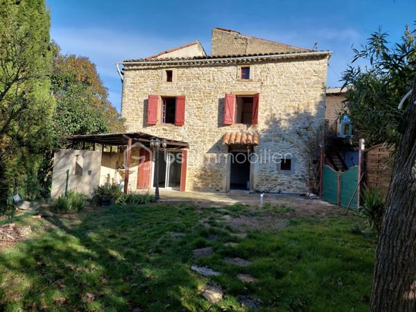 Située dans un environnement calme, offrant une belle parcelle extérieure et des possibilités d'aménagement; piscinable.
Elle se compose de : 3 chambres, 1 cuisine, 1 salon, 1 salle d'eau, 1 salle de bain, 1 toilette séparé, 1 grenier. 
Ce bien bénéficie aussi d'une belle vue avec du potentiel pour qui apprécie le calme et la campagne tout en bénéficiant des commodités de la ville de Limoux très proche.
Faible taxe foncière - maison très lumineuse, agréable terrasse,   à visiter sans tarder !
