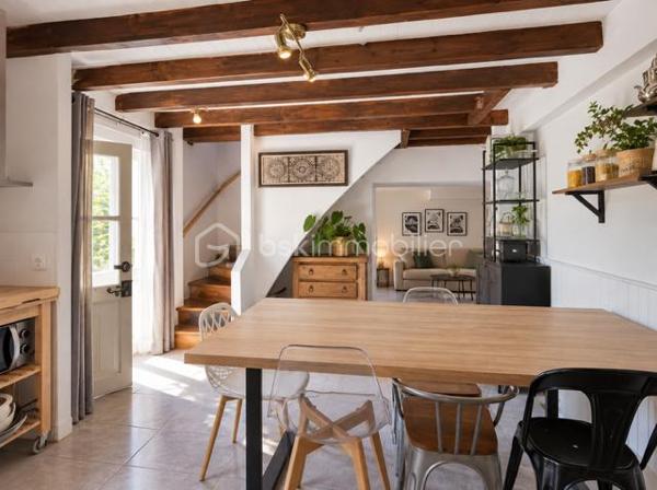Située dans un environnement calme, offrant une belle parcelle extérieure et des possibilités d'aménagement; piscinable.
Elle se compose de : 3 chambres, 1 cuisine, 1 salon, 1 salle d'eau, 1 salle de bain, 1 toilette séparé, 1 grenier. 
Ce bien bénéficie aussi d'une belle vue avec du potentiel pour qui apprécie le calme et la campagne tout en bénéficiant des commodités de la ville de Limoux très proche.
Faible taxe foncière - maison très lumineuse, agréable terrasse,   à visiter sans tarder !