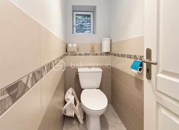 Située dans un environnement calme, offrant une belle parcelle extérieure et des possibilités d'aménagement; piscinable.
Elle se compose de : 3 chambres, 1 cuisine, 1 salon, 1 salle d'eau, 1 salle de bain, 1 toilette séparé, 1 grenier. 
Ce bien bénéficie aussi d'une belle vue avec du potentiel pour qui apprécie le calme et la campagne tout en bénéficiant des commodités de la ville de Limoux très proche.
Faible taxe foncière - maison très lumineuse, agréable terrasse,   à visiter sans tarder !