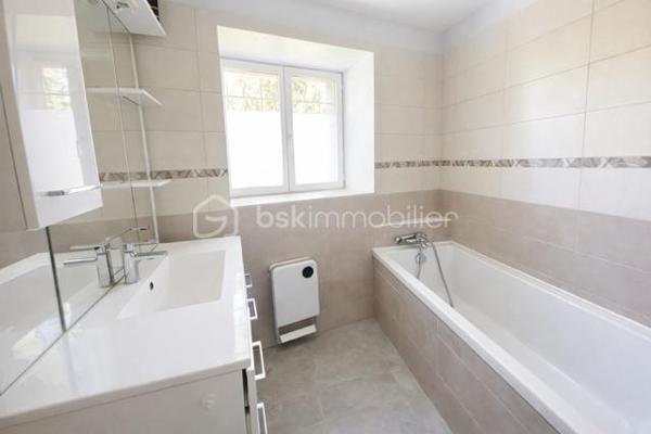 Située dans un environnement calme, offrant une belle parcelle extérieure et des possibilités d'aménagement; piscinable.
Elle se compose de : 3 chambres, 1 cuisine, 1 salon, 1 salle d'eau, 1 salle de bain, 1 toilette séparé, 1 grenier. 
Ce bien bénéficie aussi d'une belle vue avec du potentiel pour qui apprécie le calme et la campagne tout en bénéficiant des commodités de la ville de Limoux très proche.
Faible taxe foncière - maison très lumineuse, agréable terrasse,   à visiter sans tarder !