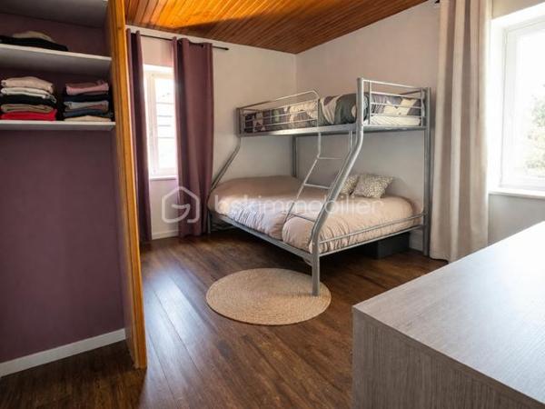 Située dans un environnement calme, offrant une belle parcelle extérieure et des possibilités d'aménagement; piscinable.
Elle se compose de : 3 chambres, 1 cuisine, 1 salon, 1 salle d'eau, 1 salle de bain, 1 toilette séparé, 1 grenier. 
Ce bien bénéficie aussi d'une belle vue avec du potentiel pour qui apprécie le calme et la campagne tout en bénéficiant des commodités de la ville de Limoux très proche.
Faible taxe foncière - maison très lumineuse, agréable terrasse,   à visiter sans tarder !
