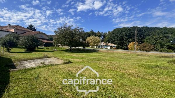 À VENDRE – HABAS - GRANDE MAISON DE VILLE AVEC NOMBREUSES DÉPENDANCES – JARDIN 2000 M2