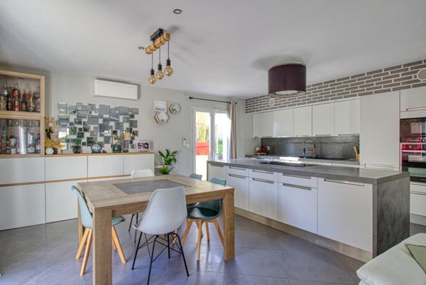 Magnifique pavillon familial de 2012 à 15 min à pieds de St Laurent