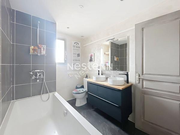 Maison individuelle avec jardin, piscine et dépendance sur 700m2 - 4 ch - 150m2 - Lauris