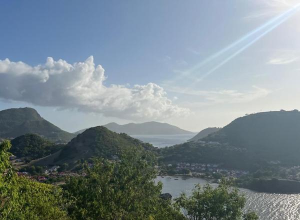 A VENDRE 4 MAGNIFIQUES TERRAINS  VUE MER ET MONTAGNES A TERRE DE HAUT LES SAINTES