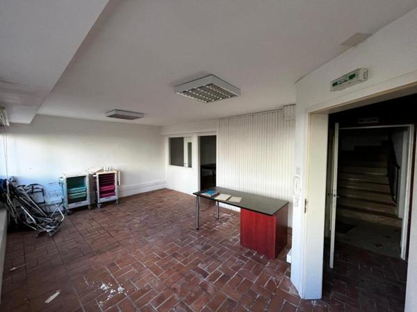 Locaux 628m² pour artisans, libéraux, associations