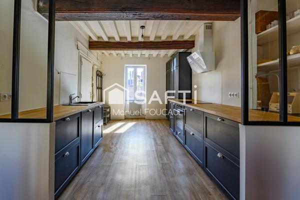 DIJON centre historique, Type 3 de 72 m2 au 2 ème étage d'un immeuble de 3 étages, avec poutres apparentes et tomettes