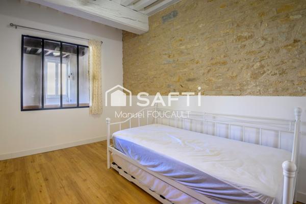 DIJON centre historique, Type 3 de 72 m2 au 2 ème étage d'un immeuble de 3 étages, avec poutres apparentes et tomettes