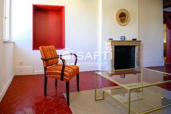 DIJON centre historique, Type 3 de 72 m2 au 2 ème étage d'un immeuble de 3 étages, avec poutres apparentes et tomettes