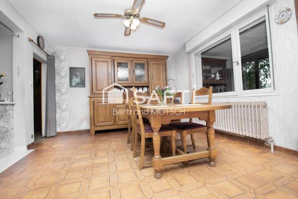 Grande maison au centre du village