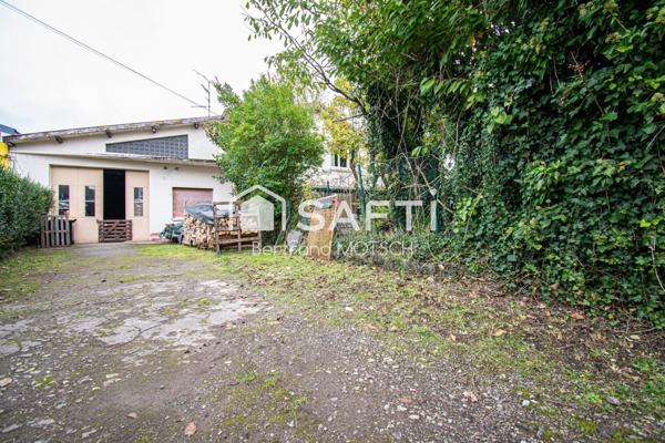 Grande maison au centre du village