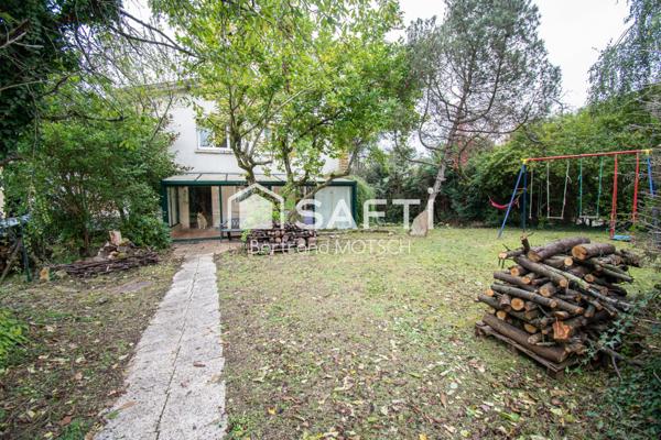 Grande maison au centre du village