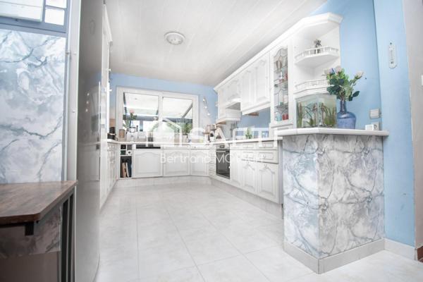 Grande maison au centre du village