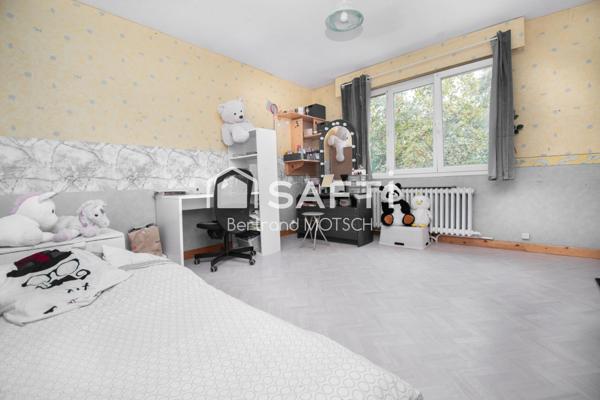 Grande maison au centre du village