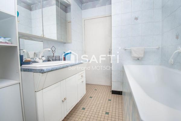 Grande maison au centre du village