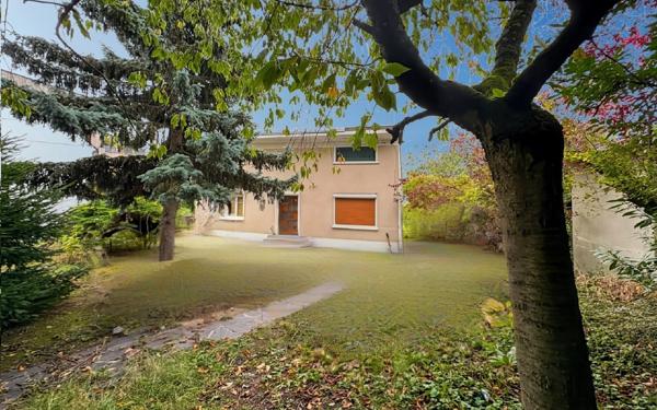 Maison
         6 pièces
        - 165 m² 750 000 € *