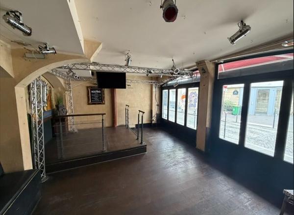 MURS DE LOCAUX COMMERCIAUX