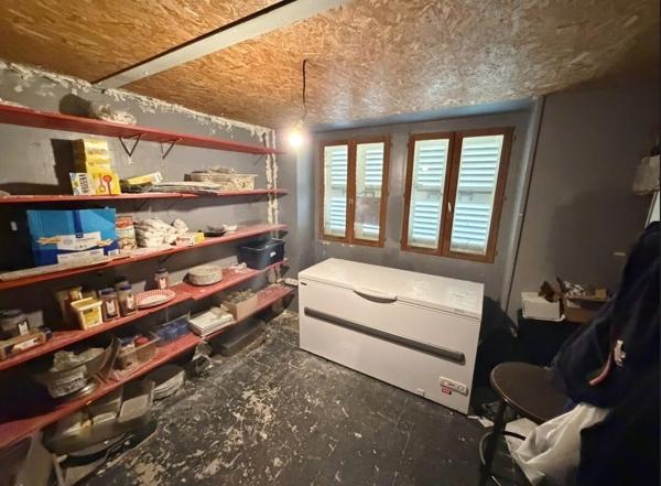 MURS DE LOCAUX COMMERCIAUX