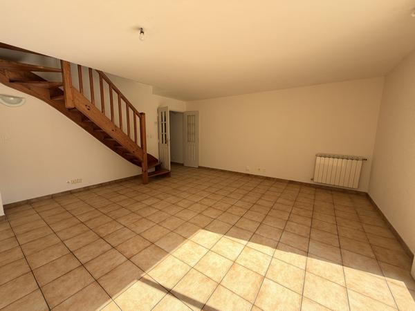 Maison mitoyenne avec terrasse et garage