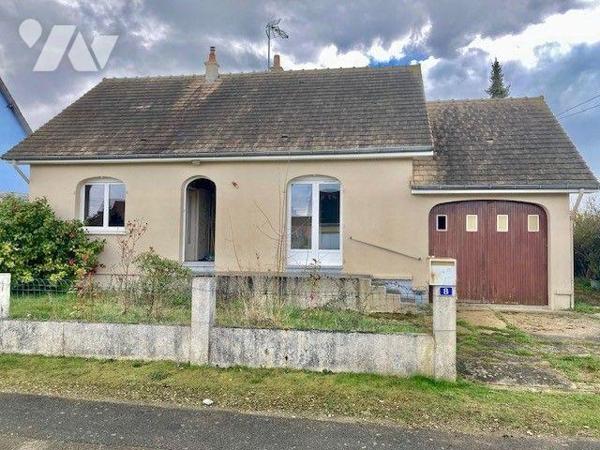 Une MAISON en plein bourg avec beau terrain comprenant une cuisine, une séjour-salon, deux cham...