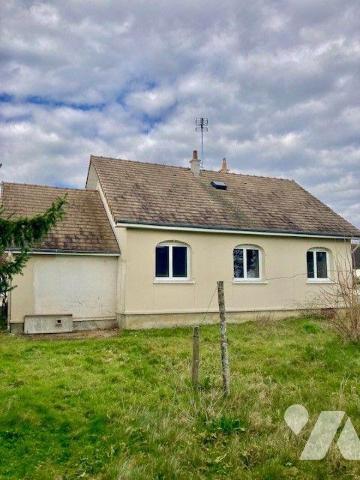 Une MAISON en plein bourg avec beau terrain comprenant une cuisine, une séjour-salon, deux cham...