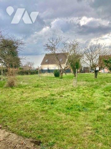 Une MAISON en plein bourg avec beau terrain comprenant une cuisine, une séjour-salon, deux cham...