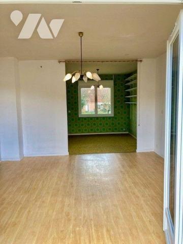 Une MAISON en plein bourg avec beau terrain comprenant une cuisine, une séjour-salon, deux cham...