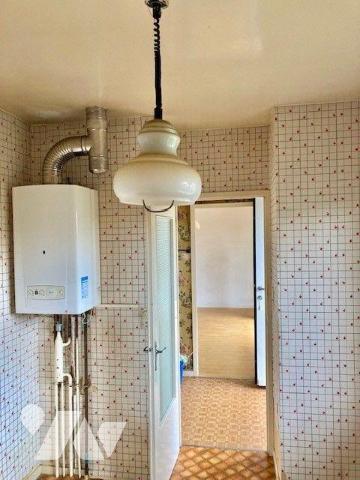 Une MAISON en plein bourg avec beau terrain comprenant une cuisine, une séjour-salon, deux cham...