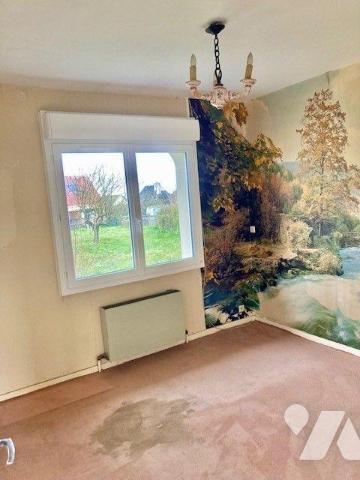 Une MAISON en plein bourg avec beau terrain comprenant une cuisine, une séjour-salon, deux cham...