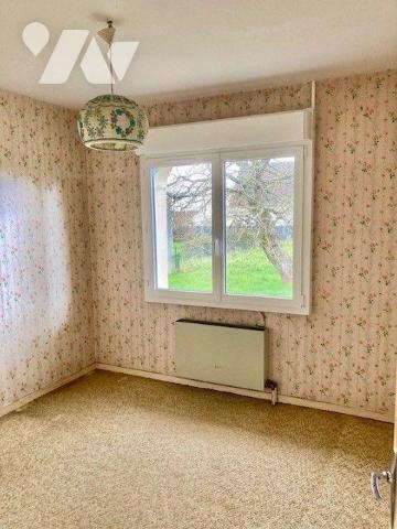 Une MAISON en plein bourg avec beau terrain comprenant une cuisine, une séjour-salon, deux cham...