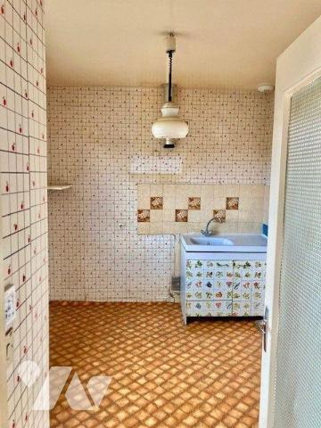 Une MAISON en plein bourg avec beau terrain comprenant une cuisine, une séjour-salon, deux cham...