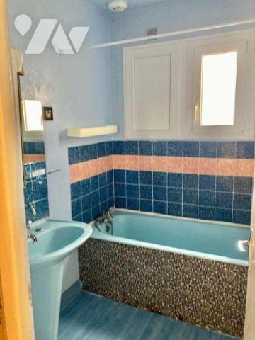 Une MAISON en plein bourg avec beau terrain comprenant une cuisine, une séjour-salon, deux cham...