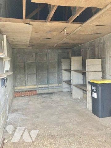 Une MAISON en plein bourg avec beau terrain comprenant une cuisine, une séjour-salon, deux cham...