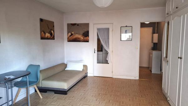 Lamarck- Studio avec balcon sur Square Serpollet
