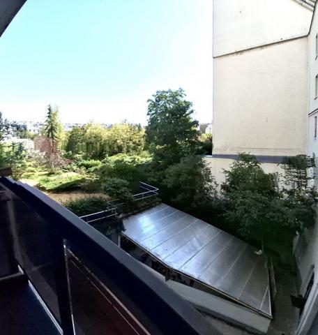 Lamarck- Studio avec balcon sur Square Serpollet