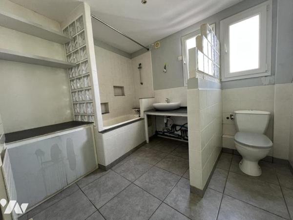 LORIENT au premier étage appartement de 78.26 M² de type 4 avec cave et parking