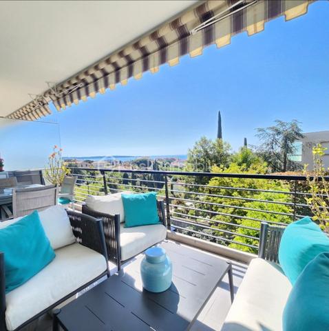 Situé au sein d’une petite copropriété, découvrez ce superbe 2 pièces de 54m², niché au premier et dernier étage sans ascenseur, offrant un cadre de vie à la fois paisible et privilégié, à proximité des commodités.
Dès l’entrée, l’appartement dévoile de beaux volumes avec une vaste entrée menant à un espace de vie lumineux et chaleureux. Le séjour, sublimé par son parquet et ses ouvertures, s’accompagne d’une cuisine entièrement aménagée et équipée, pensée pour le confort au quotidien.
L’ensemble s’ouvre naturellement sur une agréable terrasse de 10 m² exposée plein sud, véritable prolongement du séjour, offrant une belle vue mer dégagée dans un environnement verdoyant et parfaitement au calme. Un espace idéal pour profiter pleinement des beaux jours et partager de précieux moments.
Traversant et climatisé, l’appartement bénéficie d’une luminosité remarquable tout au long de la journée, garantissant un confort de vie en toutes saisons.
La chambre, spacieuse et lumineuse, dispose de rangements sur mesure et donne accès à une grande salle d eau à l italienne fonctionnelle. Les toilettes sont séparées.
Une place de stationnement complète ce bien.
À seulement 10 minutes à pied des commerces et restaurants, et à moins de 20 minutes des plages, ce bien réunit emplacement, confort et qualité de vie.
Un véritable coup de cœur sur le secteur de Golfe-Juan.
À visiter sans tarder.