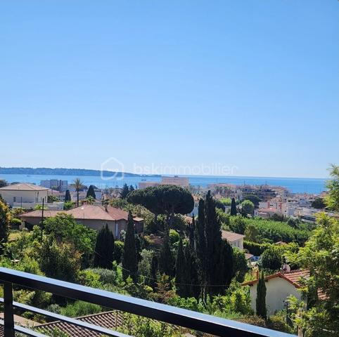 Situé au sein d’une petite copropriété, découvrez ce superbe 2 pièces de 54m², niché au premier et dernier étage sans ascenseur, offrant un cadre de vie à la fois paisible et privilégié, à proximité des commodités.
Dès l’entrée, l’appartement dévoile de beaux volumes avec une vaste entrée menant à un espace de vie lumineux et chaleureux. Le séjour, sublimé par son parquet et ses ouvertures, s’accompagne d’une cuisine entièrement aménagée et équipée, pensée pour le confort au quotidien.
L’ensemble s’ouvre naturellement sur une agréable terrasse de 10 m² exposée plein sud, véritable prolongement du séjour, offrant une belle vue mer dégagée dans un environnement verdoyant et parfaitement au calme. Un espace idéal pour profiter pleinement des beaux jours et partager de précieux moments.
Traversant et climatisé, l’appartement bénéficie d’une luminosité remarquable tout au long de la journée, garantissant un confort de vie en toutes saisons.
La chambre, spacieuse et lumineuse, dispose de rangements sur mesure et donne accès à une grande salle d eau à l italienne fonctionnelle. Les toilettes sont séparées.
Une place de stationnement complète ce bien.
À seulement 10 minutes à pied des commerces et restaurants, et à moins de 20 minutes des plages, ce bien réunit emplacement, confort et qualité de vie.
Un véritable coup de cœur sur le secteur de Golfe-Juan.
À visiter sans tarder.