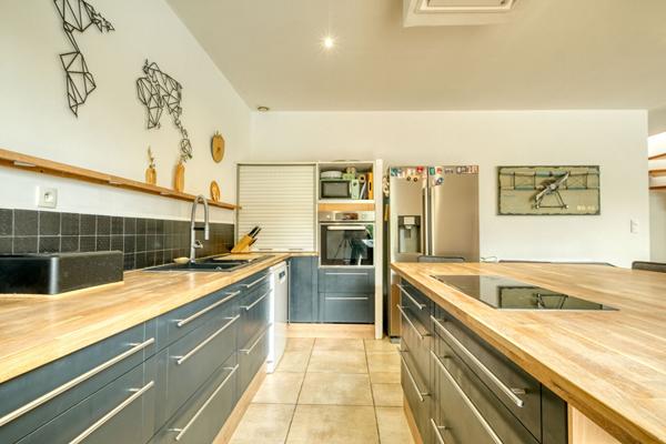 Villa 5 pièces de 172m²  avec piscine chauffée et T2 attenant - Furiani