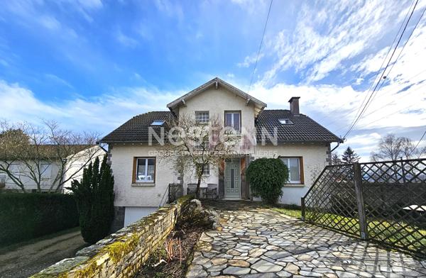 A vendre à Aurillac, quartier Belbex, sur terrain clos d'environ 700 m², maison de type 7 d'une surface de 180 m² avec double garage