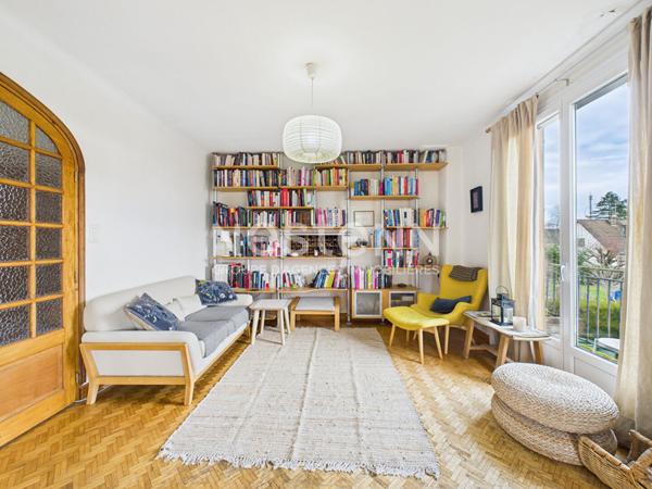 A vendre à Aurillac, quartier Belbex, sur terrain clos d'environ 700 m², maison de type 7 d'une surface de 180 m² avec double garage