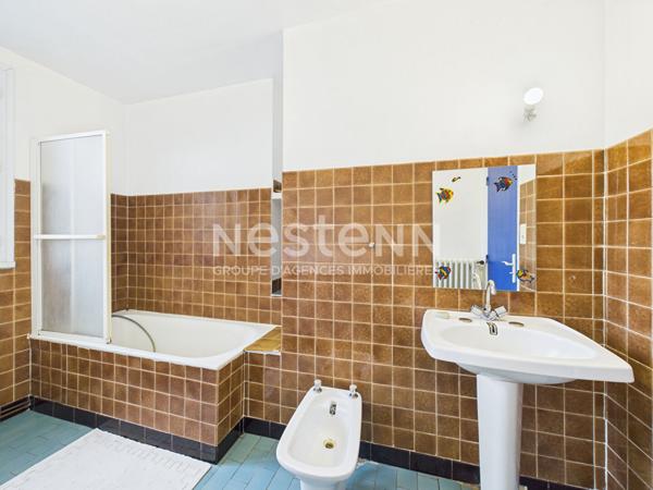 A vendre à Aurillac, quartier Belbex, sur terrain clos d'environ 700 m², maison de type 7 d'une surface de 180 m² avec double garage