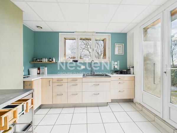 A vendre à Aurillac, quartier Belbex, sur terrain clos d'environ 700 m², maison de type 7 d'une surface de 180 m² avec double garage