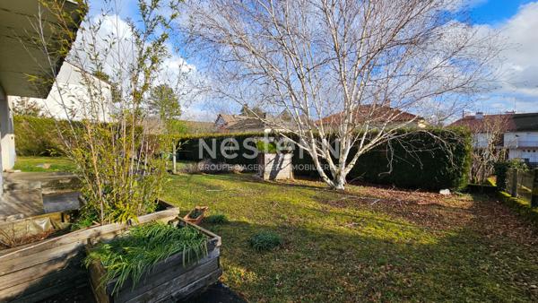 A vendre à Aurillac, quartier Belbex, sur terrain clos d'environ 700 m², maison de type 7 d'une surface de 180 m² avec double garage