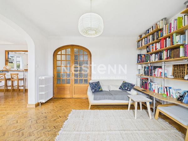 A vendre à Aurillac, quartier Belbex, sur terrain clos d'environ 700 m², maison de type 7 d'une surface de 180 m² avec double garage