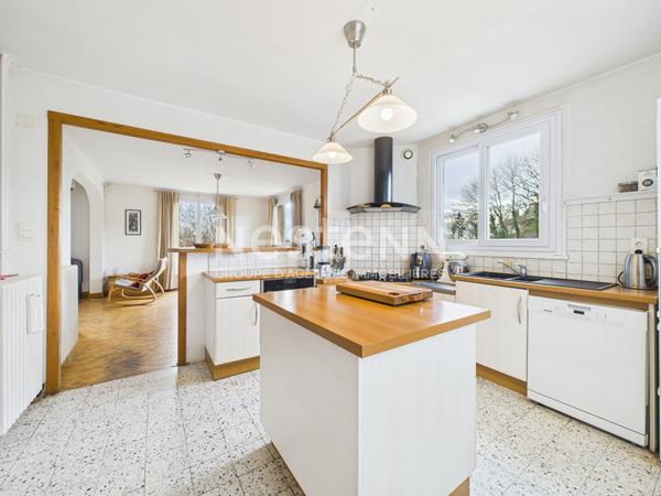 A vendre à Aurillac, quartier Belbex, sur terrain clos d'environ 700 m², maison de type 7 d'une surface de 180 m² avec double garage