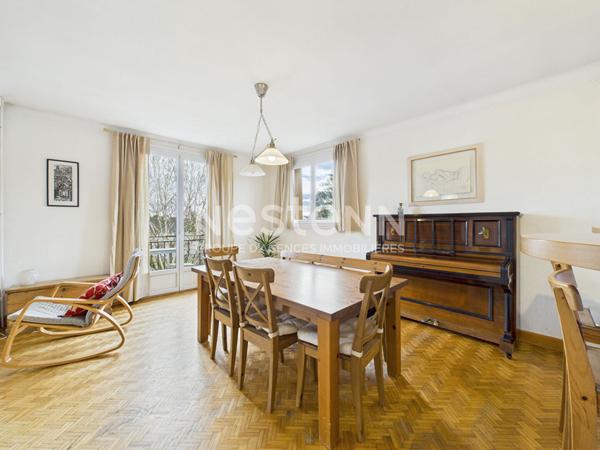 A vendre à Aurillac, quartier Belbex, sur terrain clos d'environ 700 m², maison de type 7 d'une surface de 180 m² avec double garage