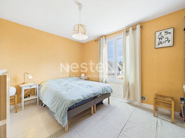 A vendre à Aurillac, quartier Belbex, sur terrain clos d'environ 700 m², maison de type 7 d'une surface de 180 m² avec double garage